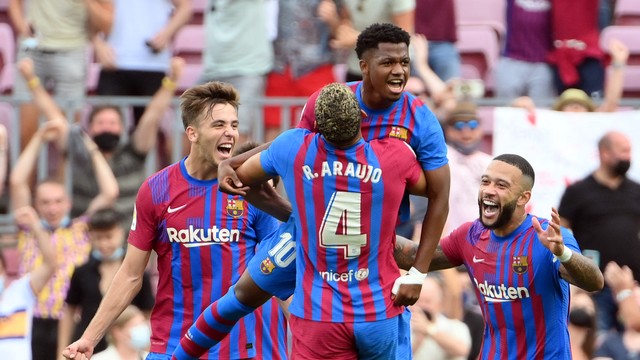 Ansu Fati é erguido pelo zagueiro Araújo após marcar o terceiro gol do Barcelona contra o Levante