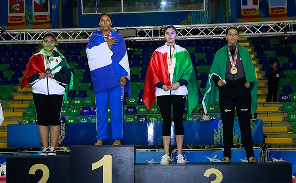 Ana Beatriz Oliveira (última à direita) no pódio do Pan-Americano, na Costa Rica (Foto: MasTKD)