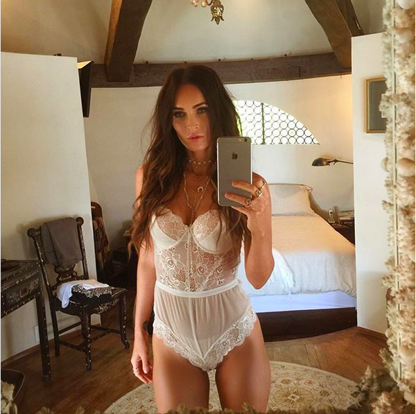A atriz Megan Fox em uma selfie de lingerie (Foto: Instagram)