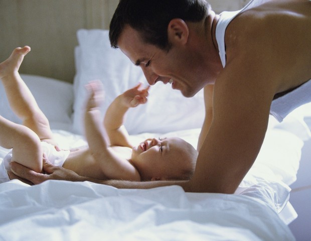 pai trocando a fralda do bebê (Foto: ThinkStock)