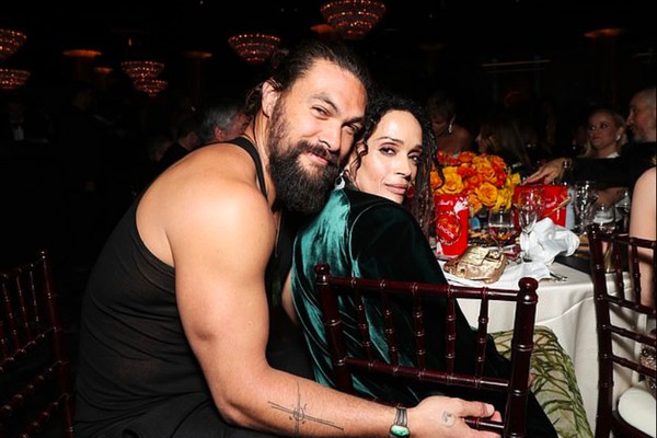 O ator Jason Momoa de regata após emprestar o paletó para a esposa, Lisa Bonet, no Globo de Ouro 2020 (Foto: Divulgação/NBC)