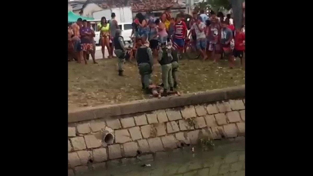 Aos Gritos De Ladr O E Tarado Homem Espancado Pela Popula O Jogado Em Canal E Resgatado