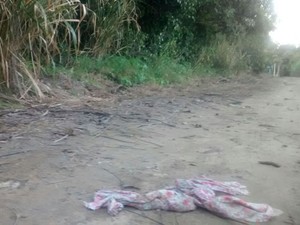 No local do crime, foram encontradas roupas das vítimas usadas na tentativa de estrangulamento. (Foto: Camila Torres / TV Globo)