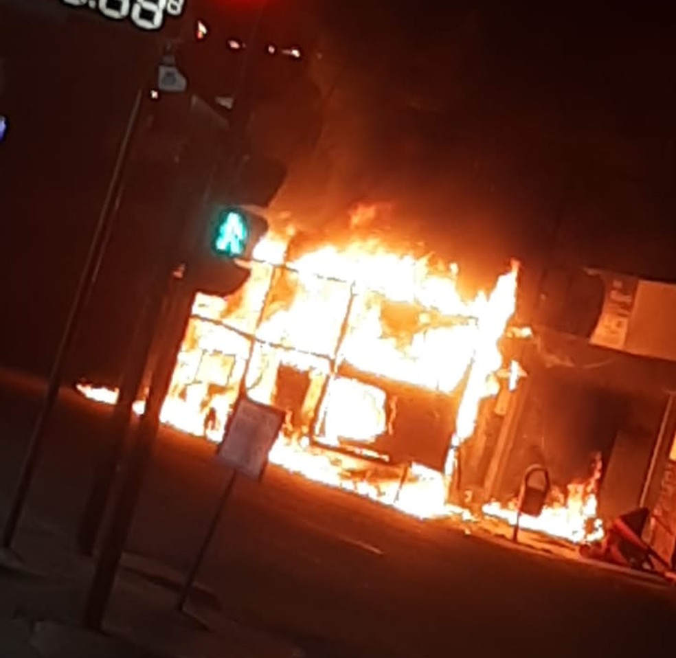 Incêndio destruiu trailer de lanches em Rondonópolis (MT) — Foto: Corpo de Bombeiros