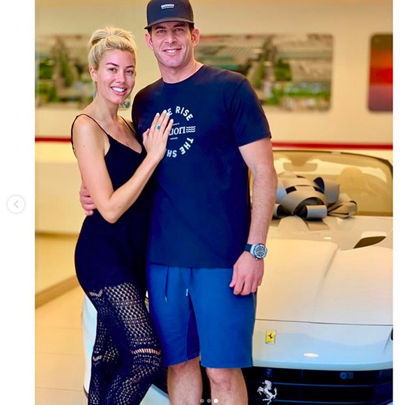 Tarek El Moussa com a namorada Heather Rae Young após dar a ela a Ferrari branca (Foto: Instagram)