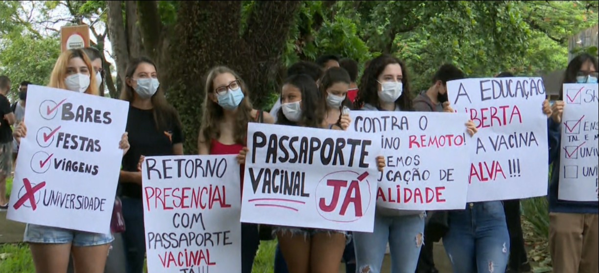 Estudantes da UEL protestam pelo retorno total das aulas presenciais e pedem por exigência de passaporte da vacina