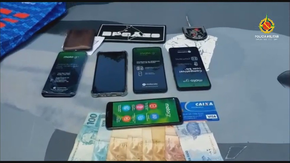 PM apreendeu celulares e dinheiro com golpista que vendia pedaço de cerâmica como celular novo, no DF — Foto: PMDF/Reprodução