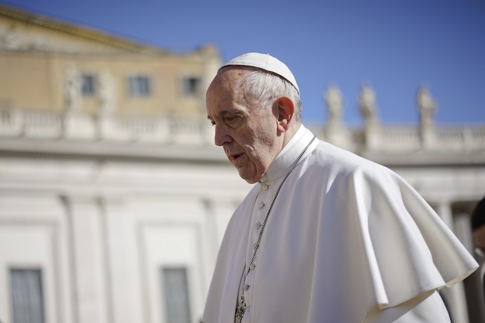 Papa Francisco chega à Praça de São Pedro para a audiência geral semanal no Vaticano  — Foto: Andrew Medichini/AP Photo