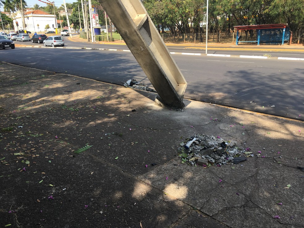 Poste ficou danificado e será trocado em breve (Foto: Stephanie Fonseca/G1)