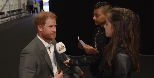 Harry dá entrevista a repórteres mirins (Foto: Reprodução/Daily Mail)