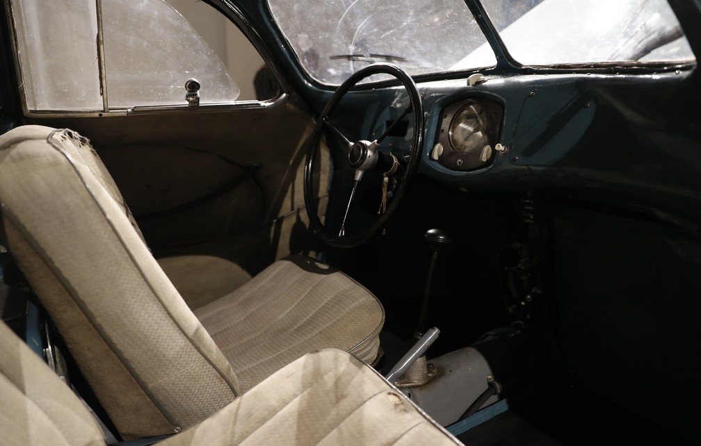 Interior do Porsche Type 64, de 1939 — Foto: Alastair Grant/AP