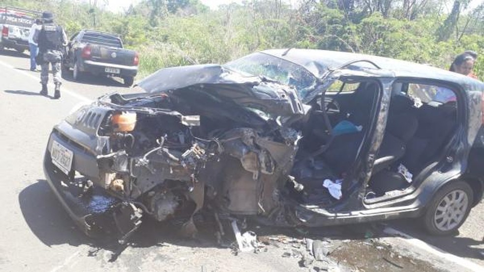 Pessoa fica presa nas ferragens de veículo após colisão na BR- 343  (Foto: Divulgação/PM)