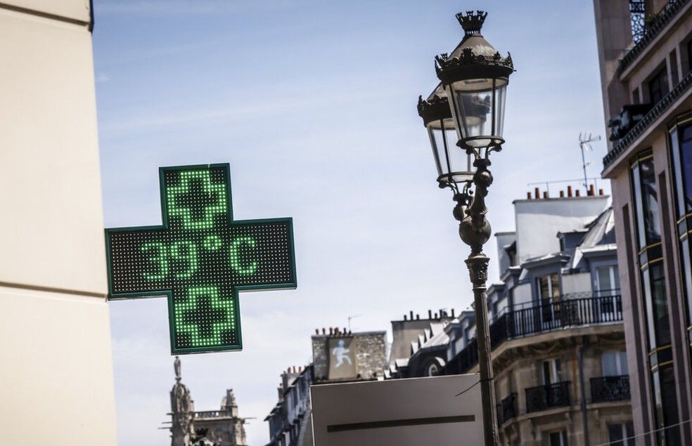 Termômetro de farmácia em Paris, na França, marca 39ºC. Pouco preparada para o calor, capital francesa deve alcançar temperaturas acima dos 40ºC nesta terça-feira (19). — Foto: AP