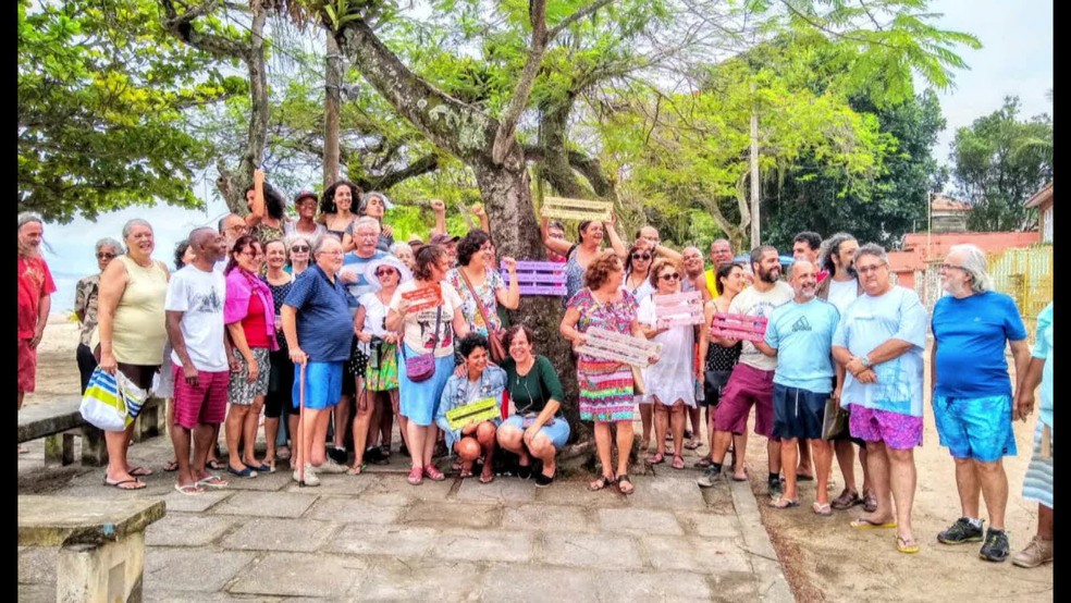 Moradores fazem protesto pela recolocaÃ§Ã£o das placas â€” Foto: ReproduÃ§Ã£o/TV Globo