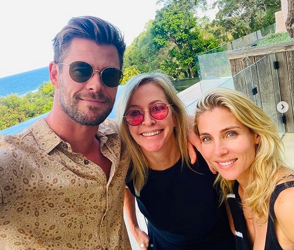 O ator Chris Hemsworth com a esposa e a mãe (Foto: Instagram)