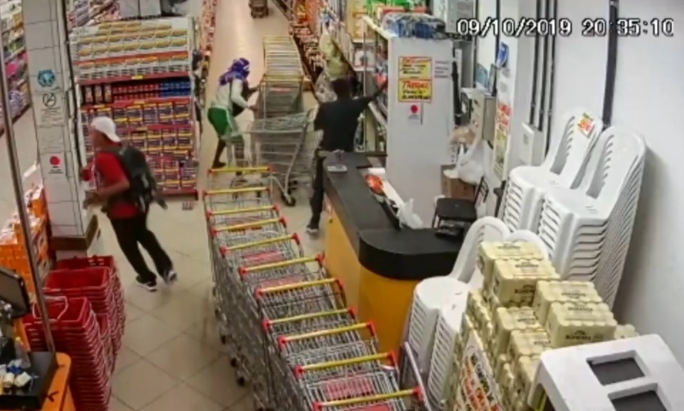 Vídeo mostra correria dentro de mercado em assalto  — Foto: Reprodução/TV Bahia 