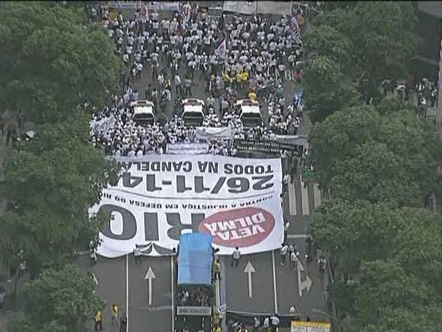 Bandeiras e faixas pedem para a presidente Dilma vetar o projeto dos deputados (Foto: Reprodução/ TV Globo)