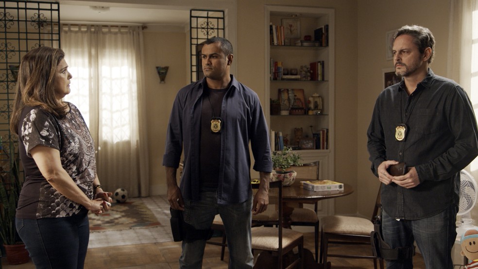 “A senhora que é mãe não sabe?”, pergunta o agente. (Foto: TV GLOBO)