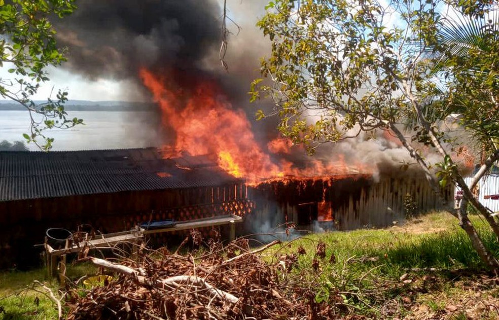 Garimpeiros invadiram aldeia na TI Munduruku e queimaram casas de indígenas contra o garimpo no local, em 26 de maio. — Foto: Coletivo de audiovisual do povo Munduruku