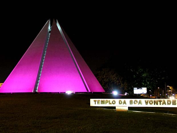 Templo da Boa Vontade iluminado para a campanha "Outubro Rosa"  (Foto: José Gonçalo/LBV/Divulgação)