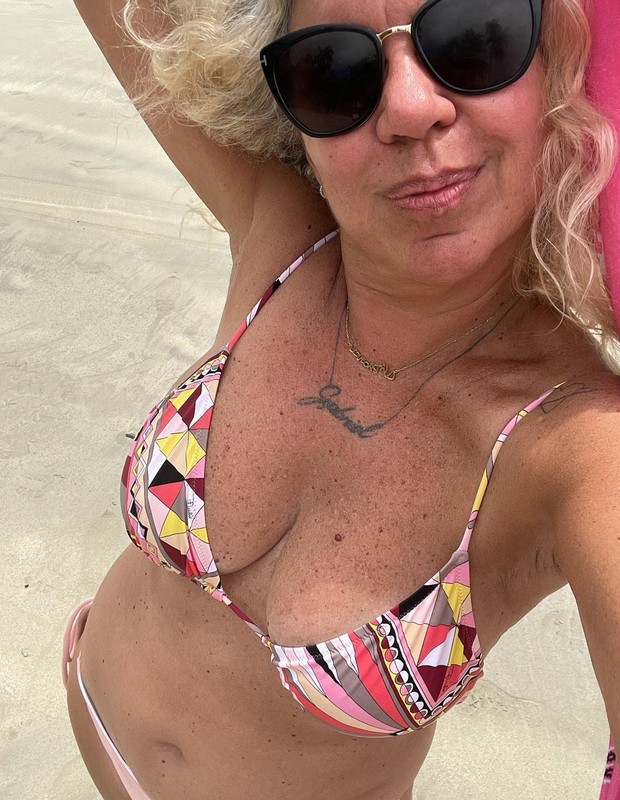 Astrid Fontenelle na praia (Foto: Reprodução/Instagram)