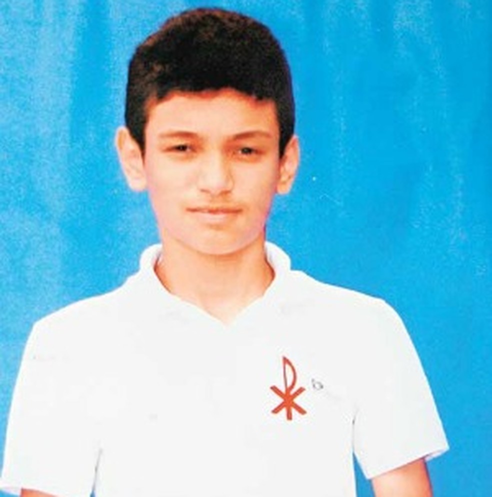 Jovem de 14 anos foi atingido quando estava na garupa da moto do pai. Policial disse na ocasião que só percebeu depois que havia atingido alguém. (Foto: Família/Arquivo pessoal)