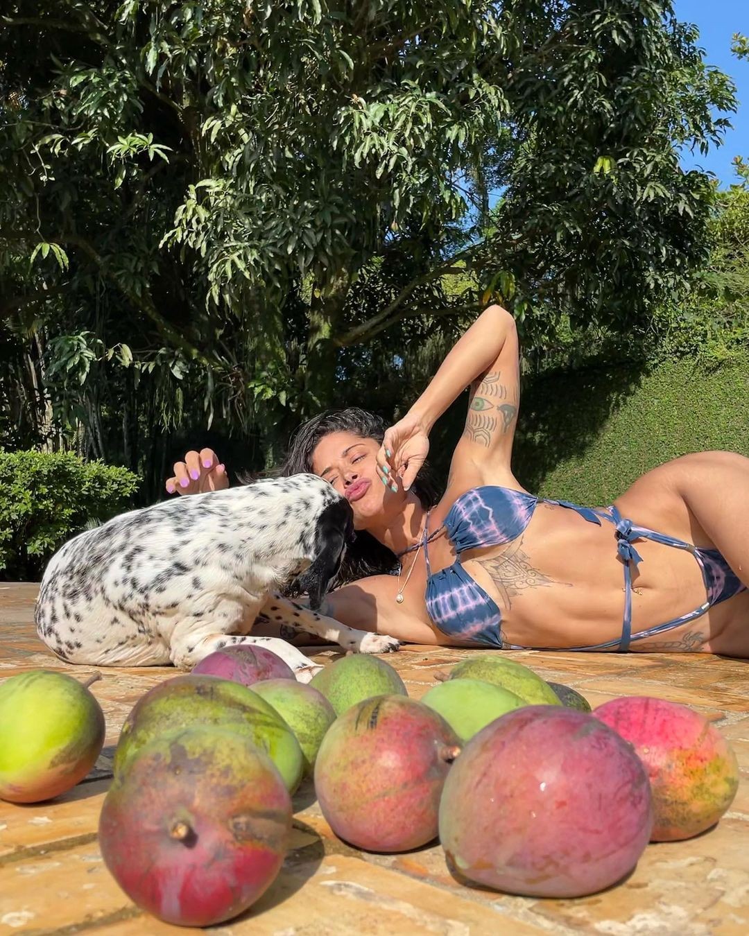 Sol, biquíni e um amigo canino marcaram o final de semana de Aline Campos (Foto: Reprodução Instagram)