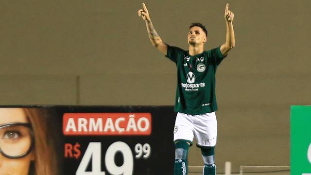 Michael comemora gol do Goiás sobre o Corinthians