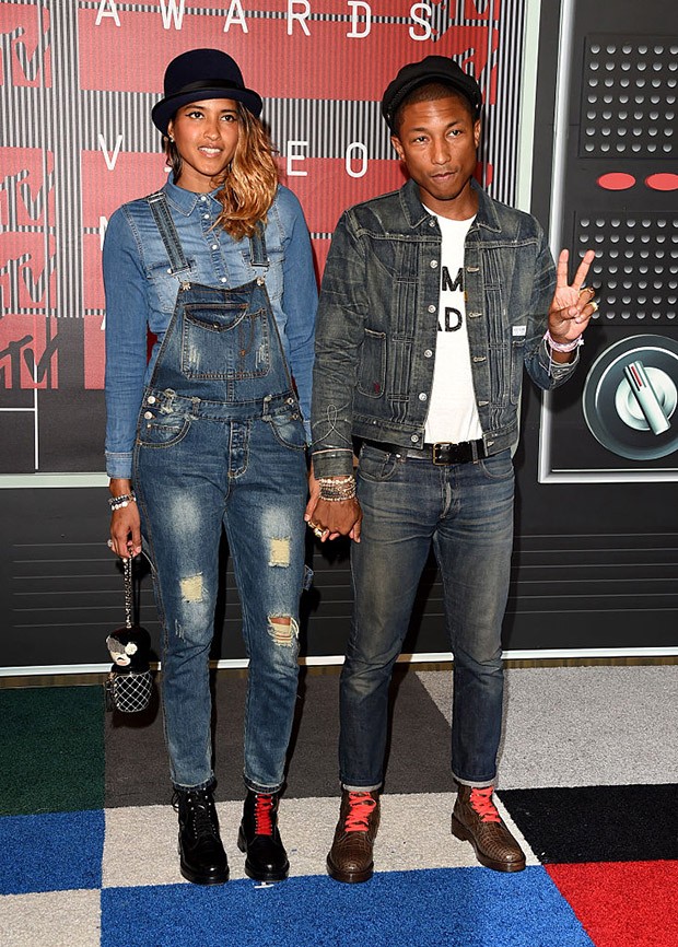 LOS ANGELES, CA - AUGUST 30:  Helen Lasichanh (L) and recording artist Pharrell Williams attend the 2015 MTV Video Music Awards at Microsoft Theater on August 30, 2015 in Los Angeles, California.  (Photo by Jason Merritt/Getty Images) (Foto: Getty Images)
