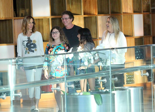 Ana Furtado e Boninho, passeiam com família no Shopping  (Foto: AgNews)