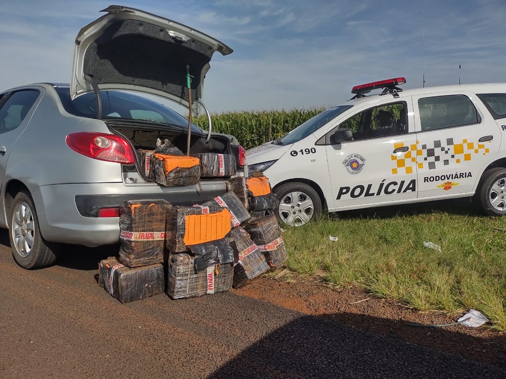 Motorista é preso em flagrante com vários tabletes de maconha no porta-malas em Ibirarema — Foto: Polícia Rodoviária/Divulgação