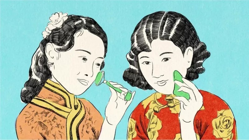 Prática tradicional chinesa, o gua sha alivia dores e tensão muscular (Foto: EMMANUEL LAFONT via BBC News Brasil)