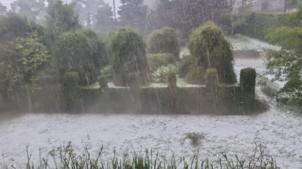 Neve em Campos do Jordão? Chuva de granizo transforma paisagem da cidade na Serra da Mantiqueira — Foto: Arquivo Pessoal
