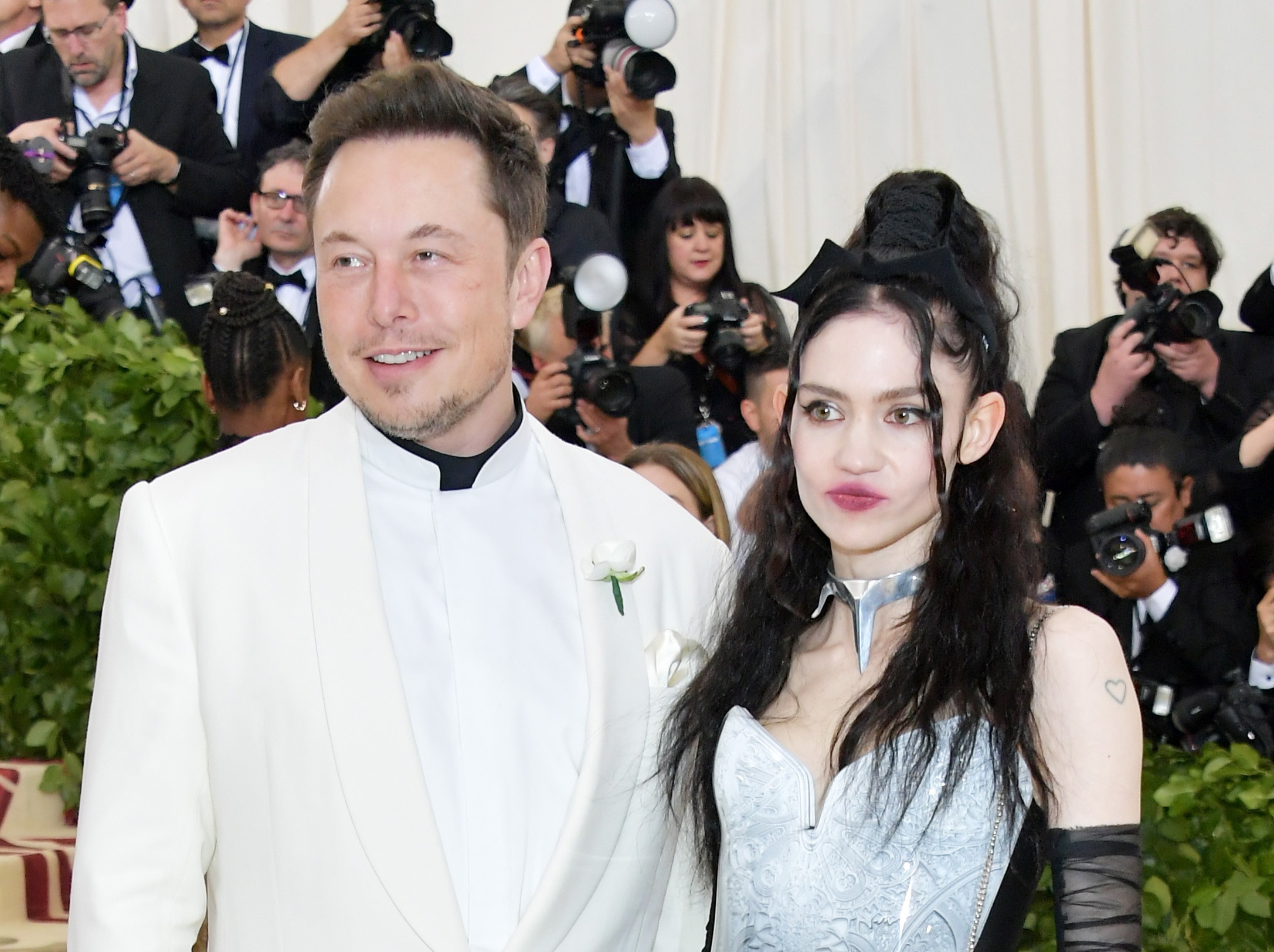 Magnata da Tesla Elon Musk está namorando com estrela pop Grimes e novo