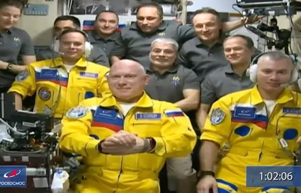 Cientistas russos chegaram à Estação Espacial Internacional vestindo amarelo e azul (Foto: Reprodução)
