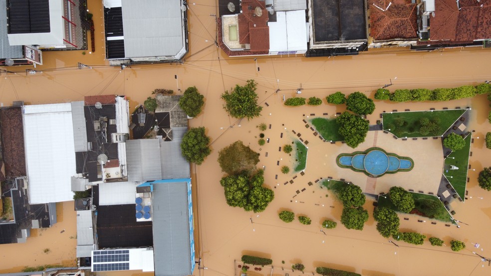 Praça Pereira Lima, no Centro de Pádua, coberta pela água do Rio Pomba. — Foto: Tiago Vieira / PR Drone