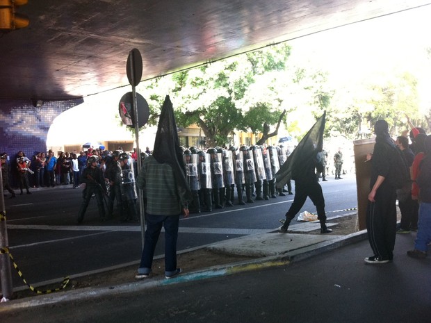 Polícia do Exército também monta barreiras em Porto Alegre (Foto: Felipe Truda/G1)