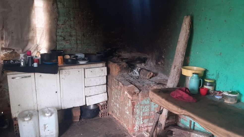 Família era mantida em situação análoga à escravidão em Piratininga  — Foto: Polícia Civil/ Divulgação