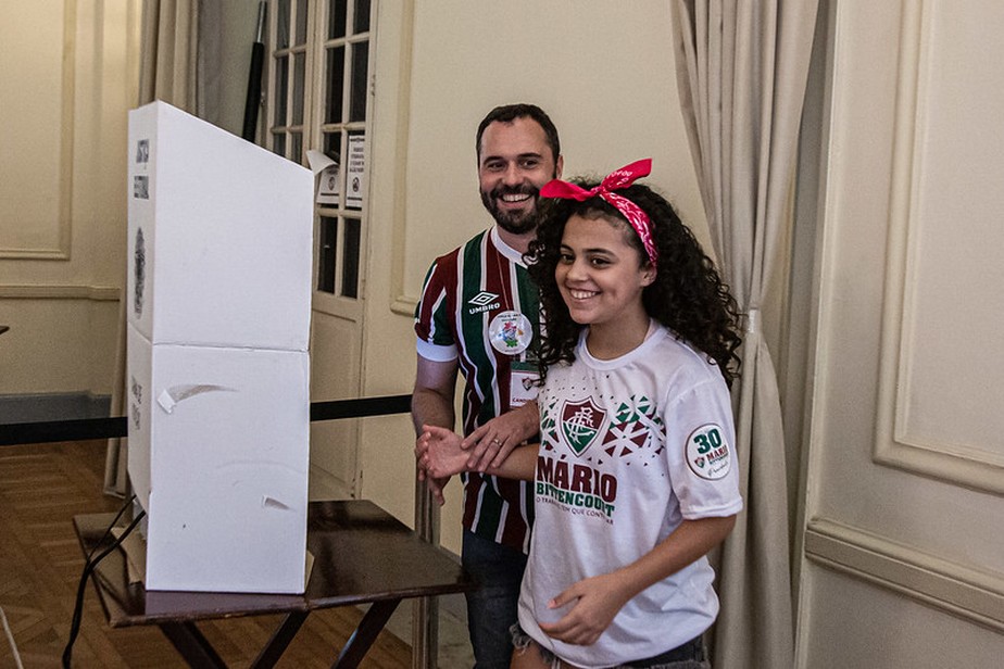 Atual presidente do Fluminense, Mário Bittencourt votou acompanhado de sua filha