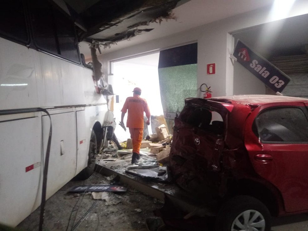 Ônibus invadiu posto de combustíveis e atingiu quatro pessoas e carros em Arapiraca, no Agreste de Alagoas — Foto: Divulgação/Corpo de Bombeiros de Alagoas