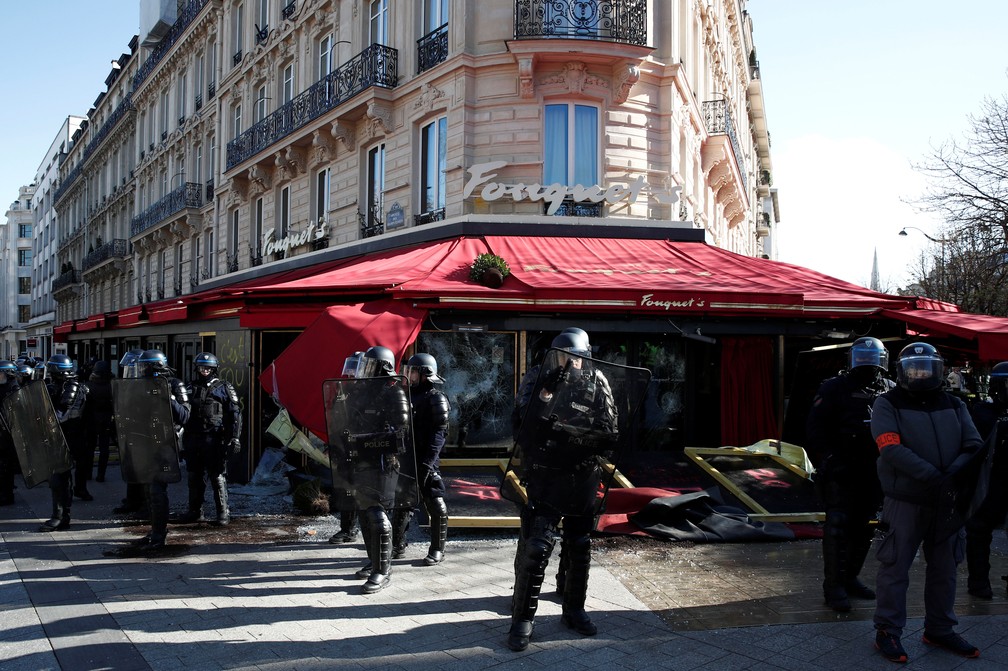 Restaurante Fouquet's foi alvo dos ataques dos coletes amarelos neste sábado (16)  — Foto: Benoit Tessier/ Reuters