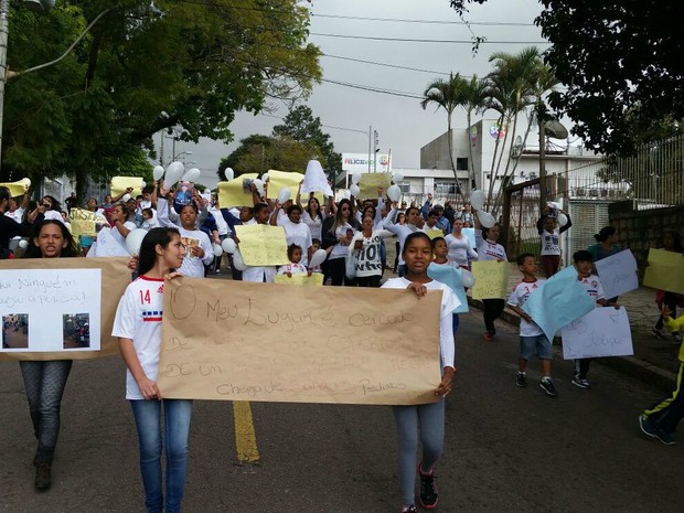 Moradores fazem caminhada e pedem paz durante manifestação em