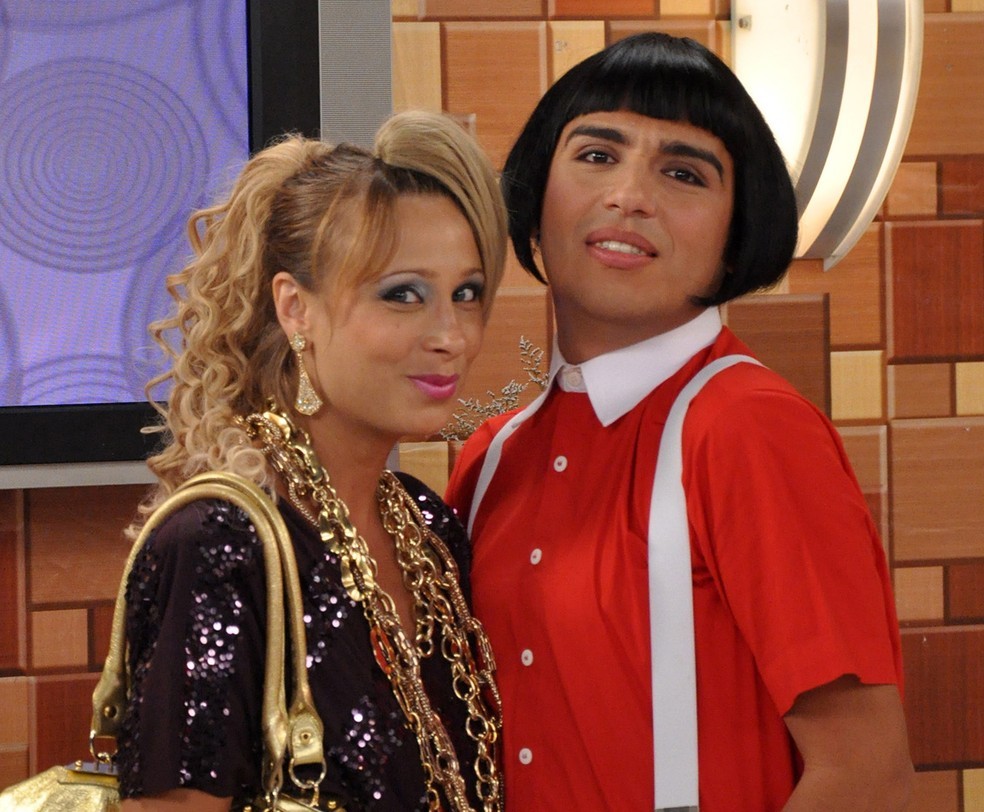 Lady Kate (Katiuscia Canoro) e Cleitom (Caike Luna) durante gravações do programa 'Zorra Total' — Foto: TV Globo/João Cotta