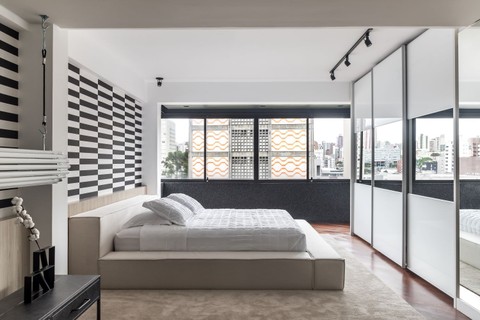 Com 328 m², este apartamento não é nada convencional. No quarto, o papel de parede quadriculado faz referência à Vans, marca de tênis muito usada por eles