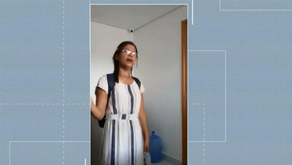 Moradores do prédio onde a doméstica trabalha gravaram um vídeo onde ela aparece cantando — Foto: TV Cabo Branco/Reprodução