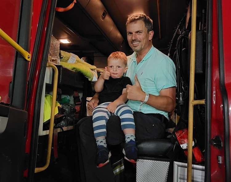 Noah e o pai Phil, no caminhão dos bombeiros (Foto: Reprodução/Kent Online)