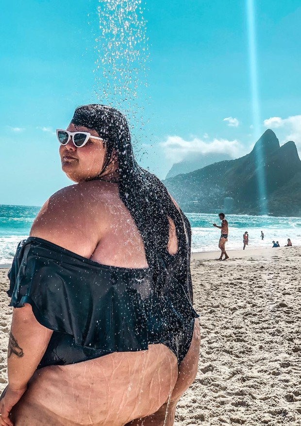 Bailarina De Anitta Thais Carla Empodera Com Fotos De Biquíni Na Praia 5461