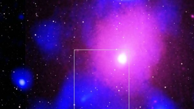 BBC: Novas imagens do aglomerado de galáxias Ophiuchus parecem confirmar a explosão (Foto: CHANDRA X-RAY OBSERVATORY VIA BBC)