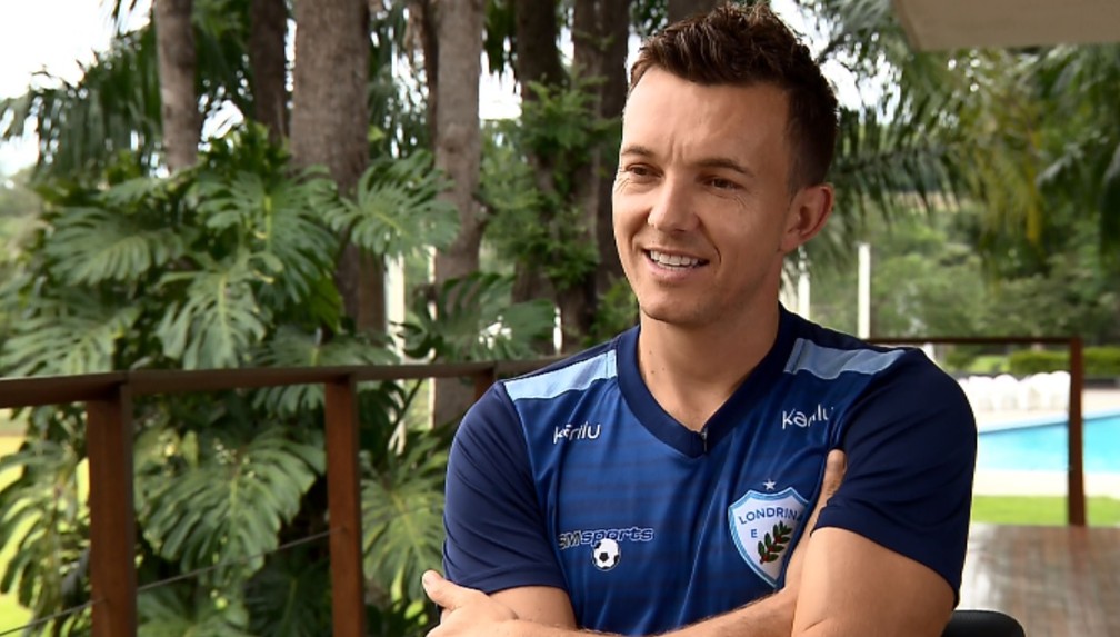 Dagoberto sorri durante a entrevista: recomeço com a camisa do Londrina — Foto: Reprodução/RPC