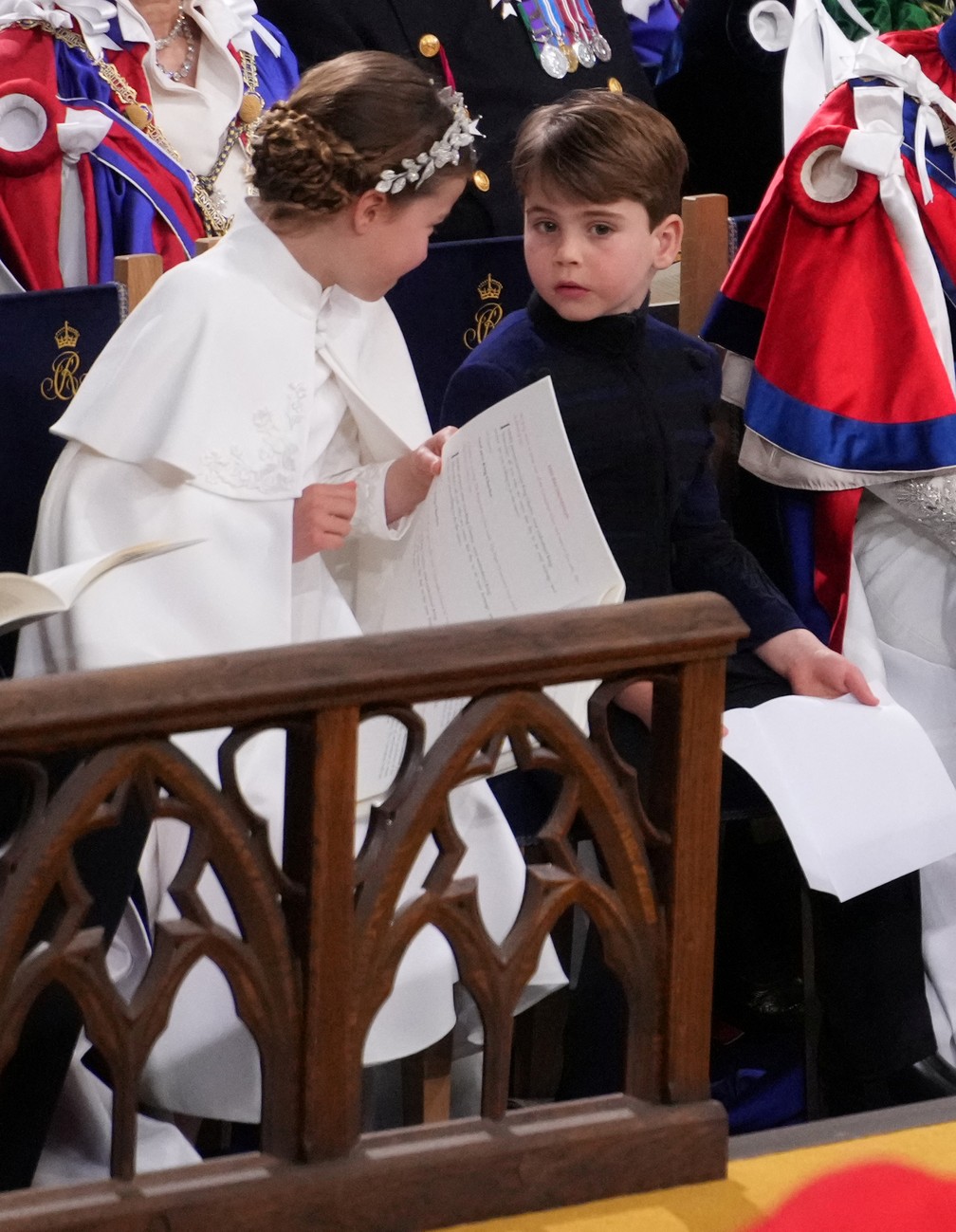 A princesa Charlotte e o príncipe Louis na cerimônia de coroação — Foto: Victoria Jones/Pool via REUTERS